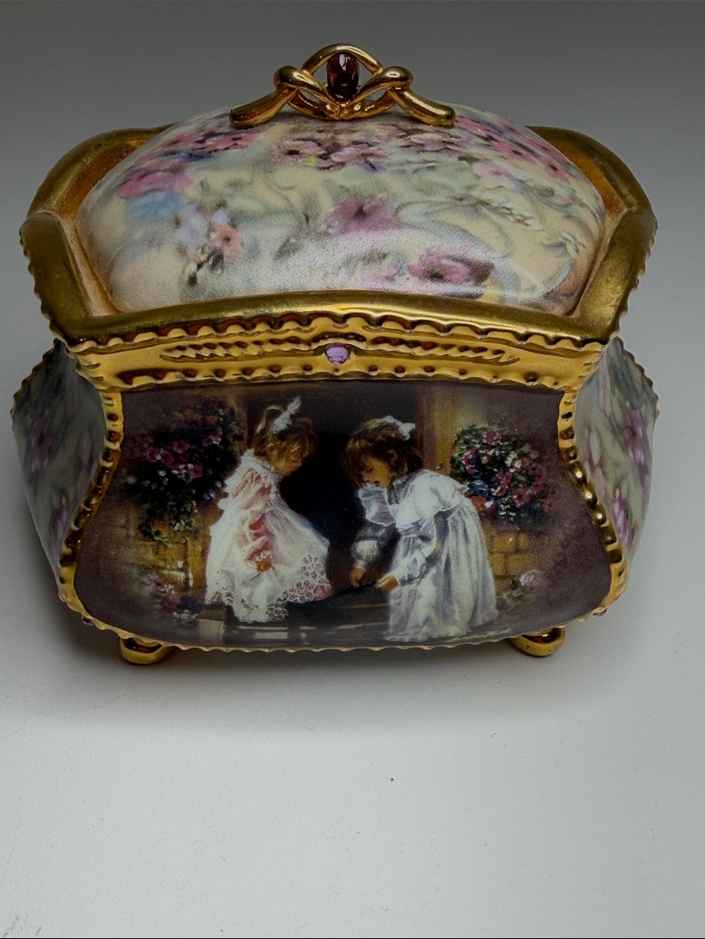 HEIRLOOM PORCELAIN ® MUSIC BOX COLLECTION MY SISTER, MY FRIEND BY SANDRA KUCK